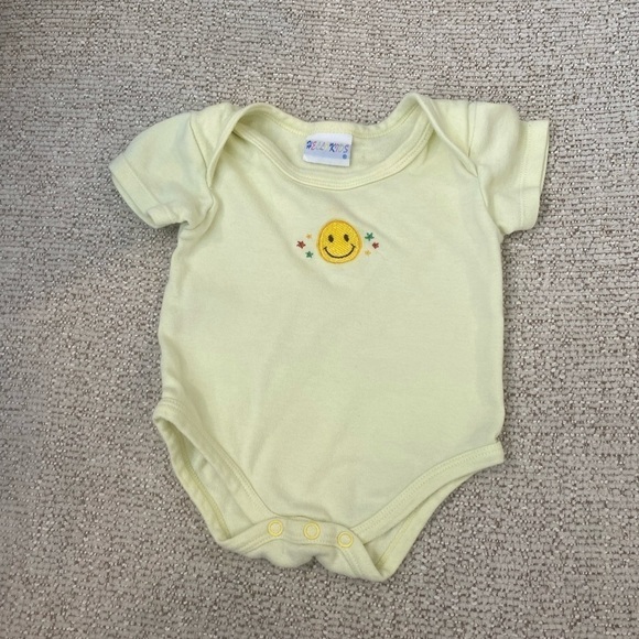 3/$15 SALE Hello Kids Smiley Face Onesie Size 0-3 Months - Picture 1 of 4